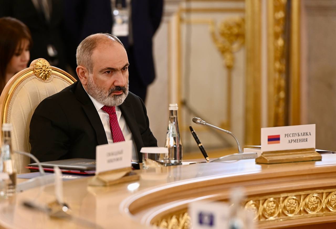 Пашинян отчитал спикера парламента перед заседанием и вышел из зала, хлопнув крышкой ноутбука