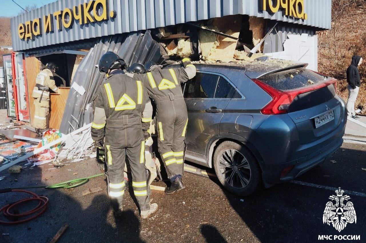 Водитель «мицубиси» влетел в кафе во Владивостоке, погибла сотрудница