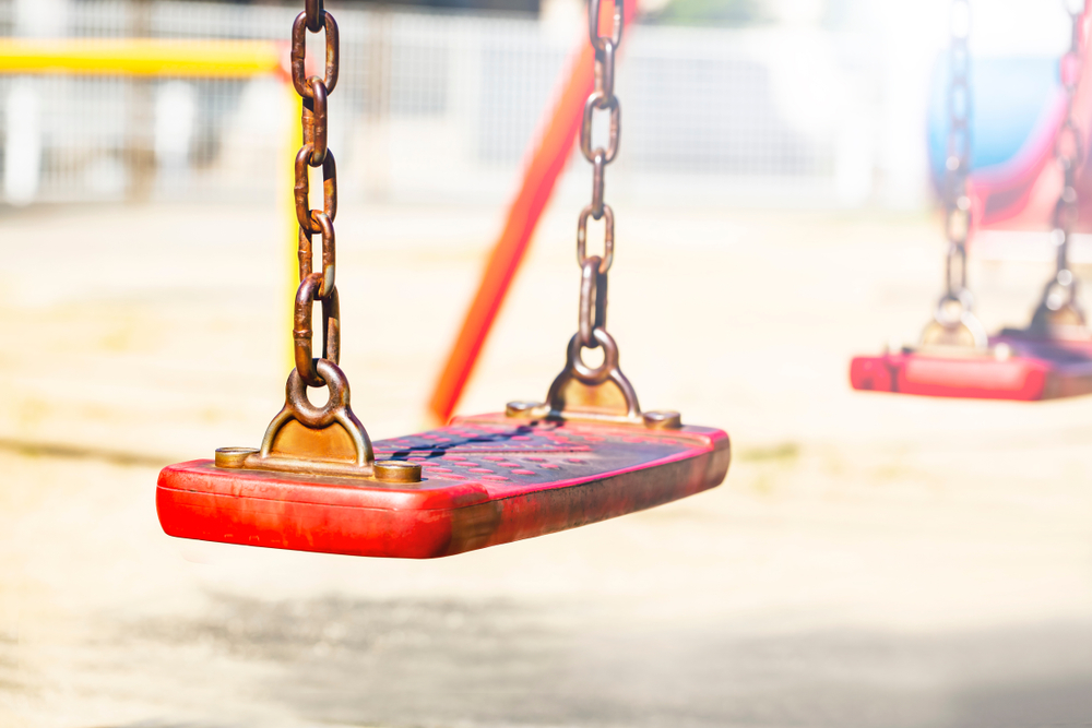 Мать почти двое суток качала трёхлетнего сына на качелях, пока тот не умер