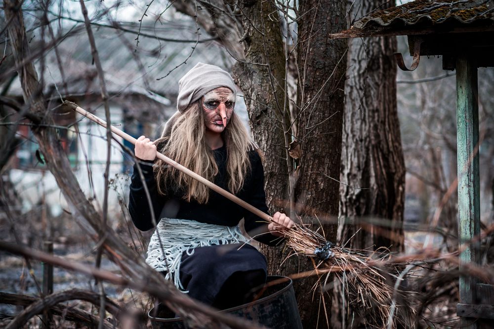 В России появилась вакансия Бабы-яги с зарплатой от 250 тысяч рублей в месяц