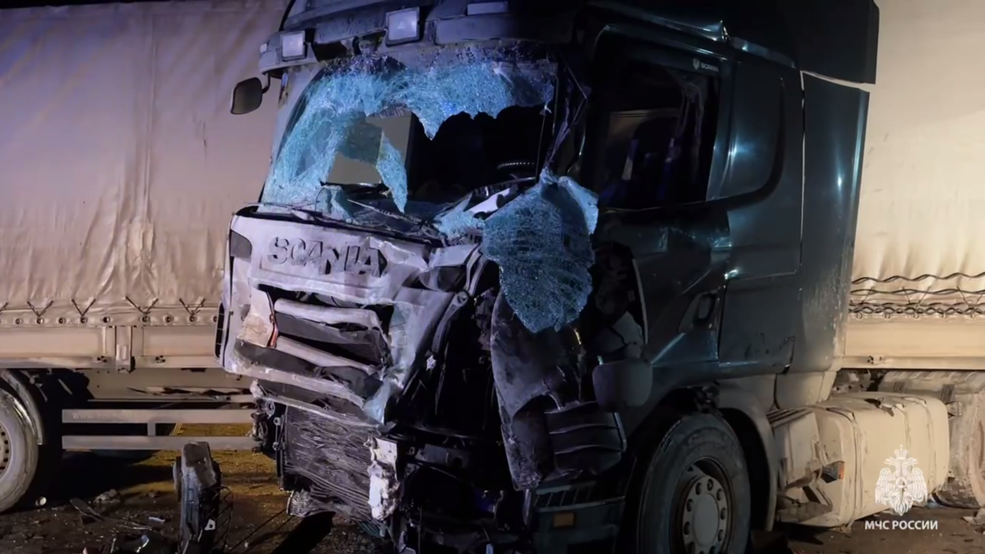 Спасатели деблокировали 16 человек после ДТП с автобусом и грузовиком в Прикамье