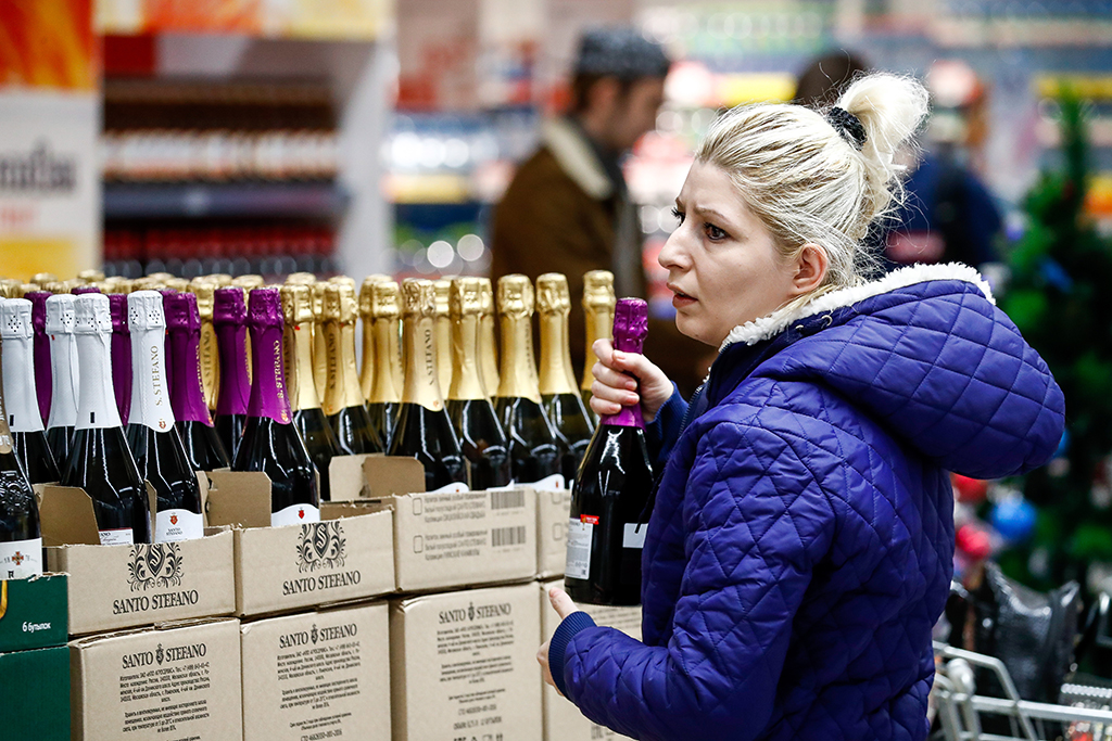 Трезвый декабрь: Эксперты рассказали, спасут ли демографию запреты на алкоголь