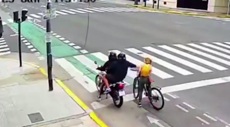 В Аргентине россиянка задержала преступника, сбив его с мотоцикла