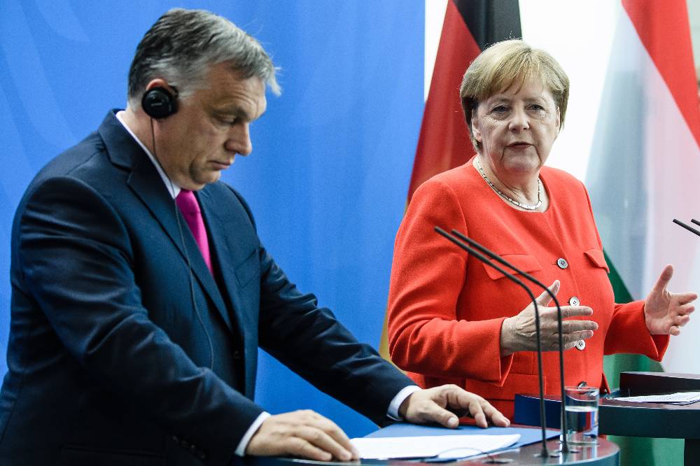 Орбан признался, что Меркель кричала на него чаще, чем его жена