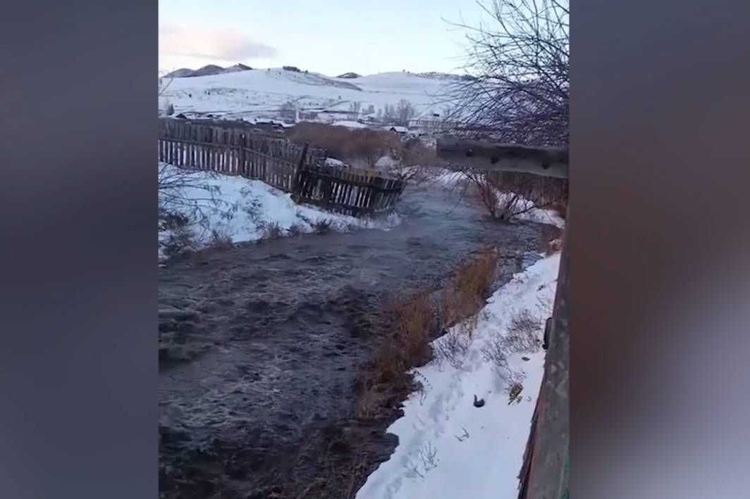 В Бурятии прорвало временную дамбу при строительстве моста