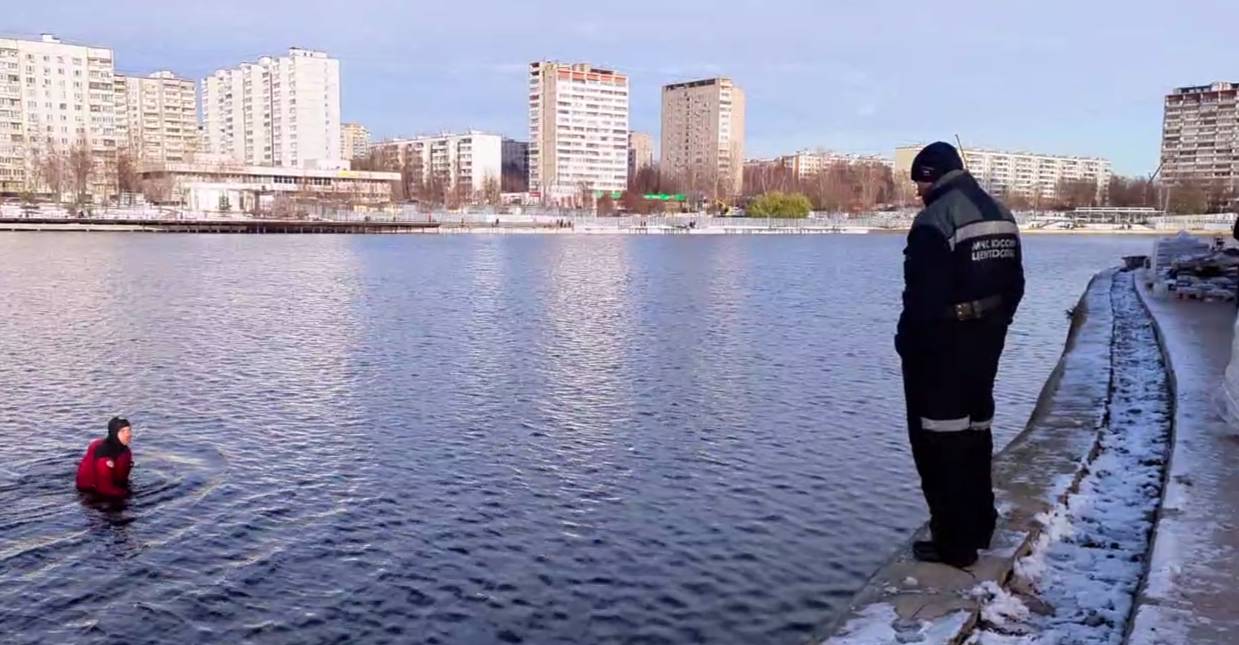 Life.ru публикует первое видео из Гольяново, где нашли рюкзак с головой мальчика