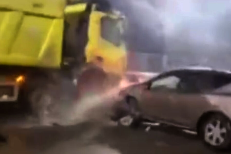 На шоссе в Подмосковье из-за гололёда столкнулось минимум пять машин