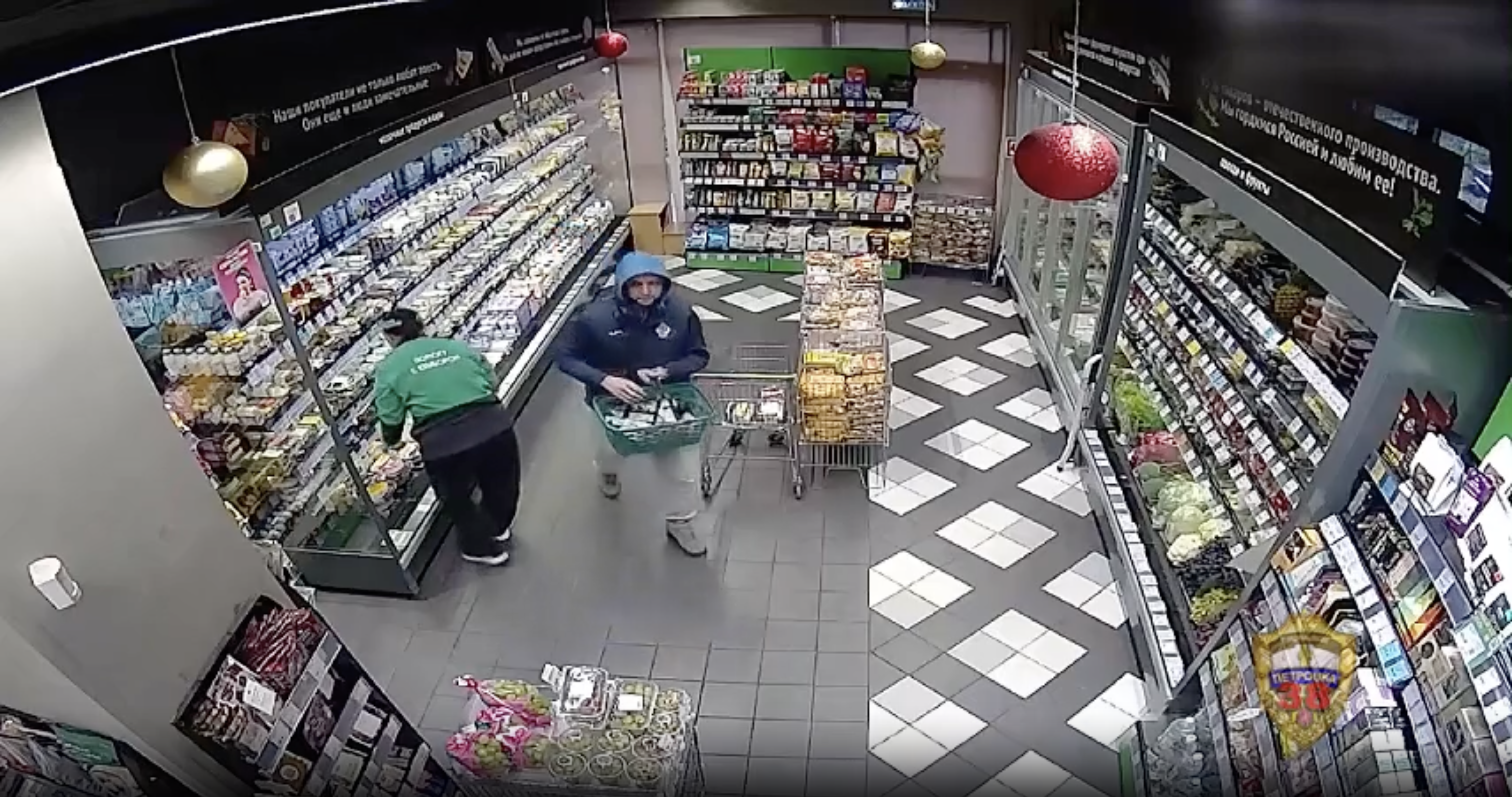 Мужчина с ножом вынес набитую продуктами корзину из «ВкусВилла» и попал на видео