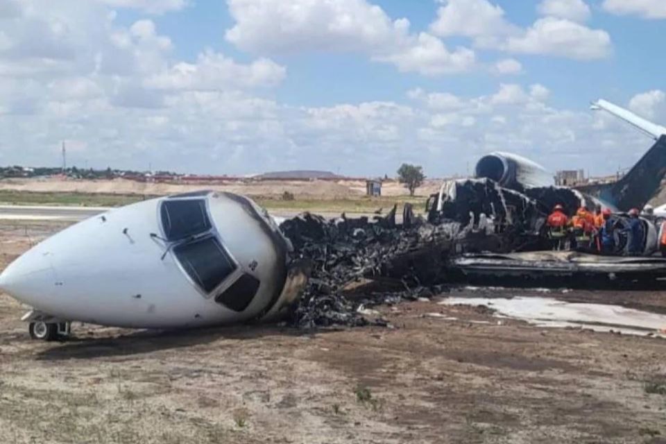 В Конго самолёт с министром на борту выкатился с ВПП и загорелся