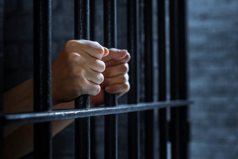 Суд отправил за решётку петербуржца, напавшего на полицейского с осколком унитаза