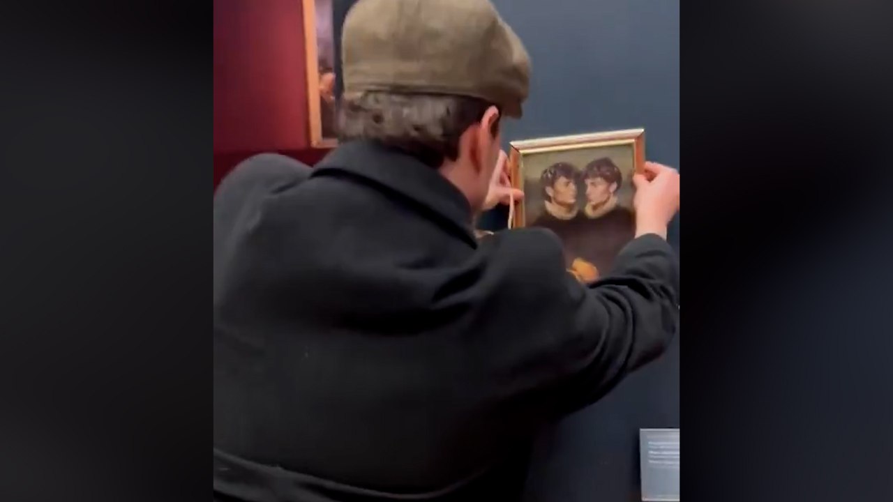 Бельгийские тиктокеры повесили свой портрет рядом с «Джокондой» в Лувре