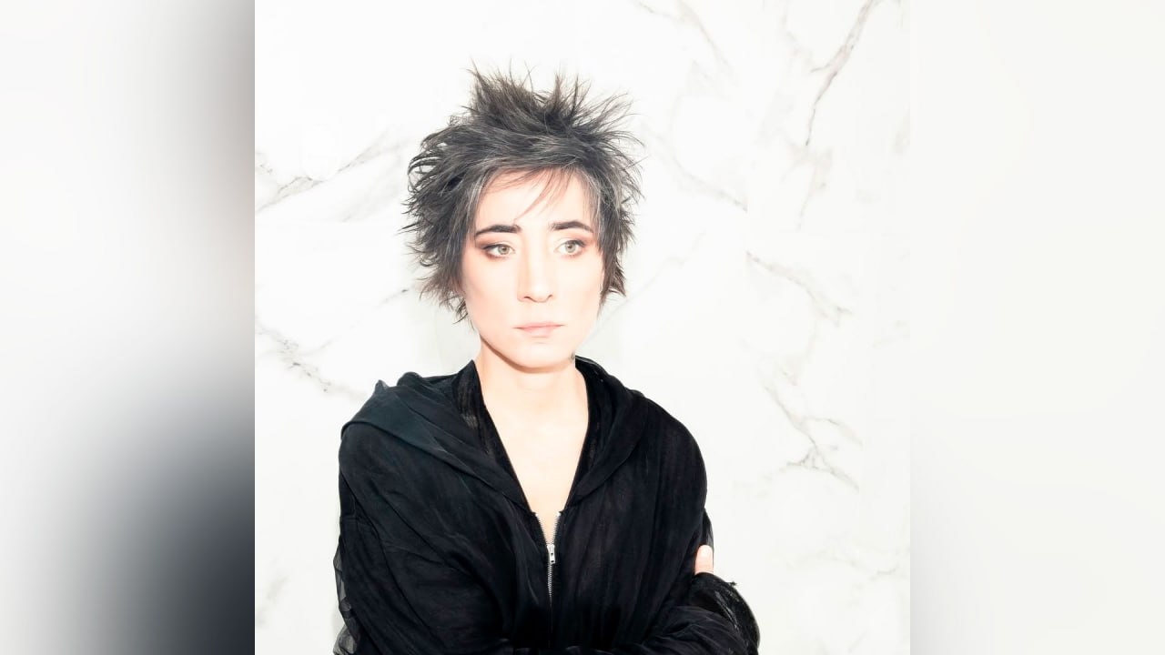 Певица Земфира* продала свой Mercedes за 3,5 млн рублей