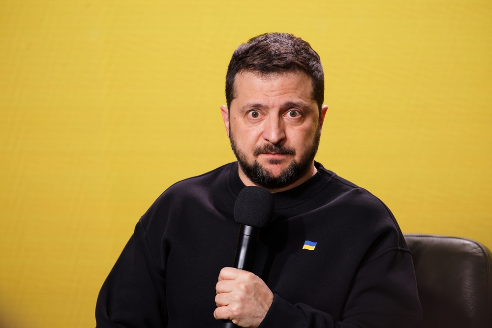 Зеленский улетает с Украины вслед за своими приспешниками. У него есть «мирный» предлог 