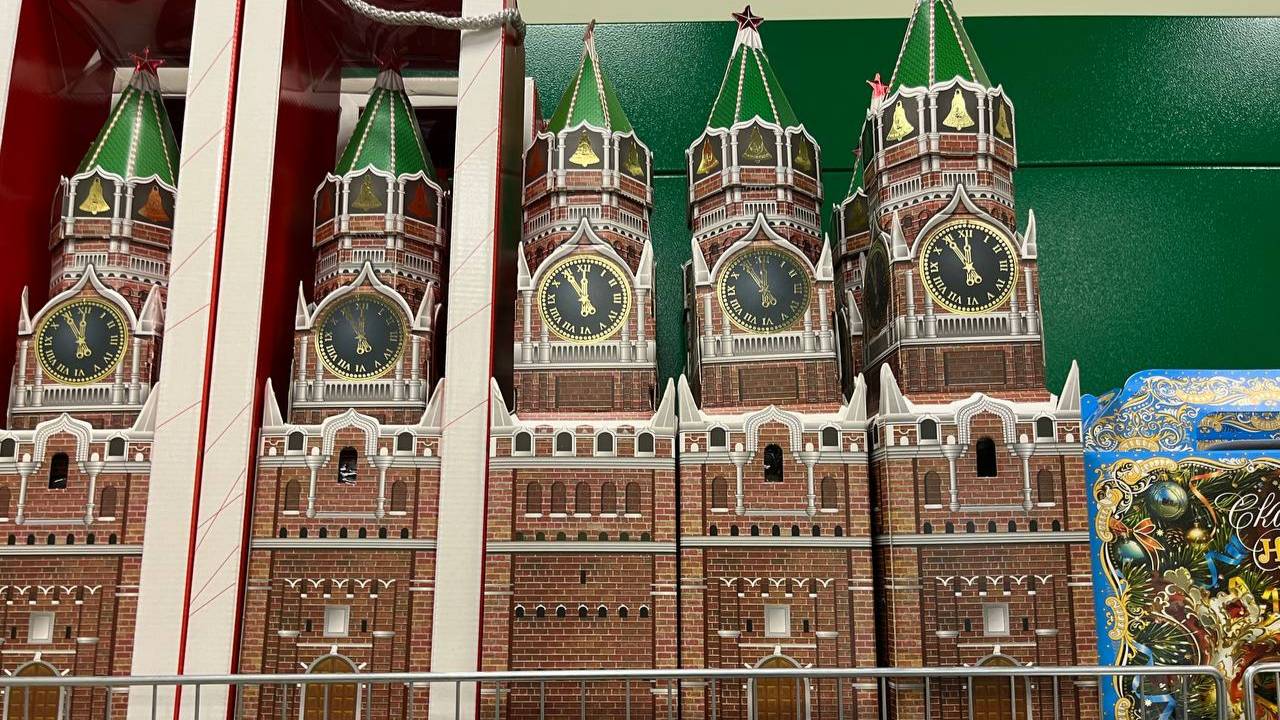 Life.ru узнал о росте цен на легендарный новогодний подарок с конфетами «Спасская Башня»