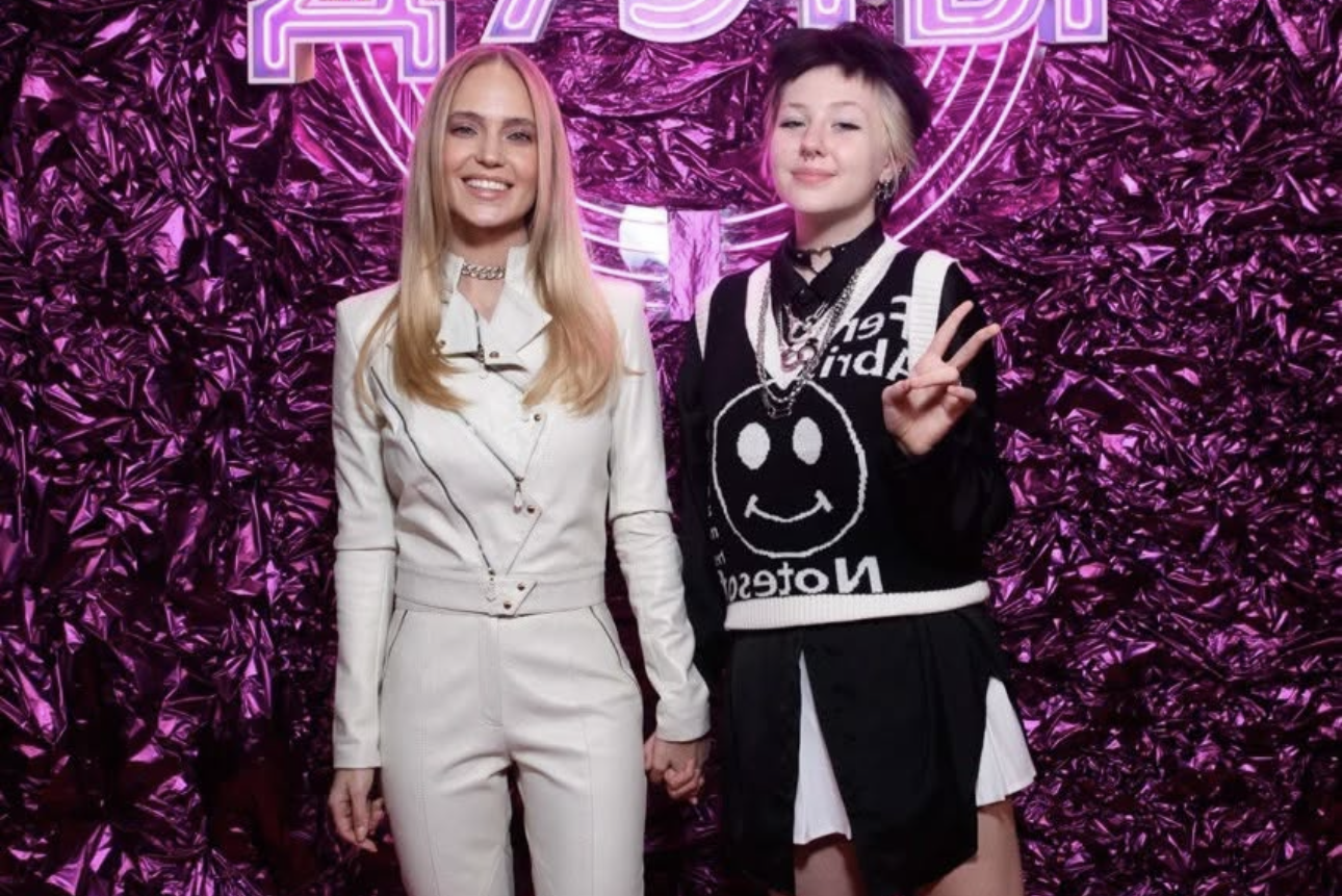 Психолог объяснил, почему дочь Глюкозы отказалась от эпатажного стиля