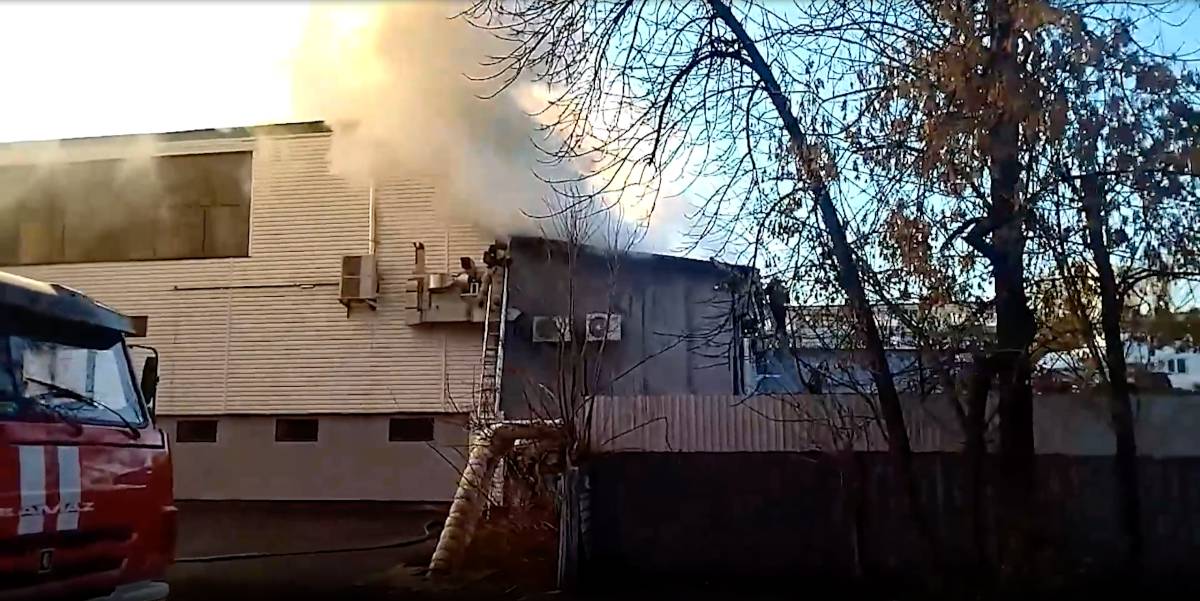 Объятый огнём торговый центр в Пензе вызвали тушить 11 отрядов МЧС