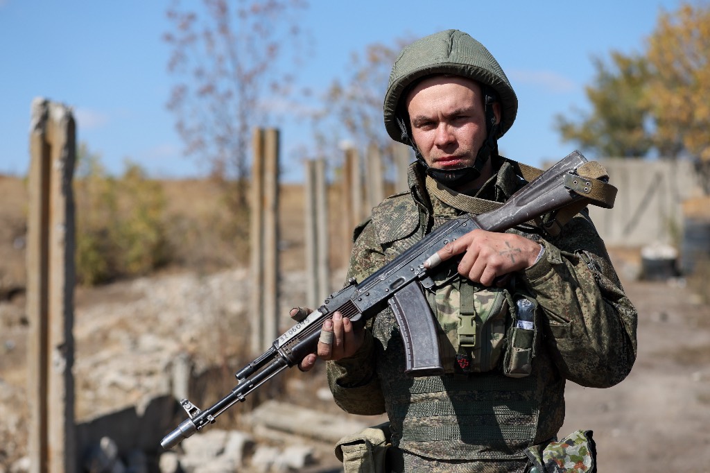 Песков: Армия России бьёт только по военным целям на Украине