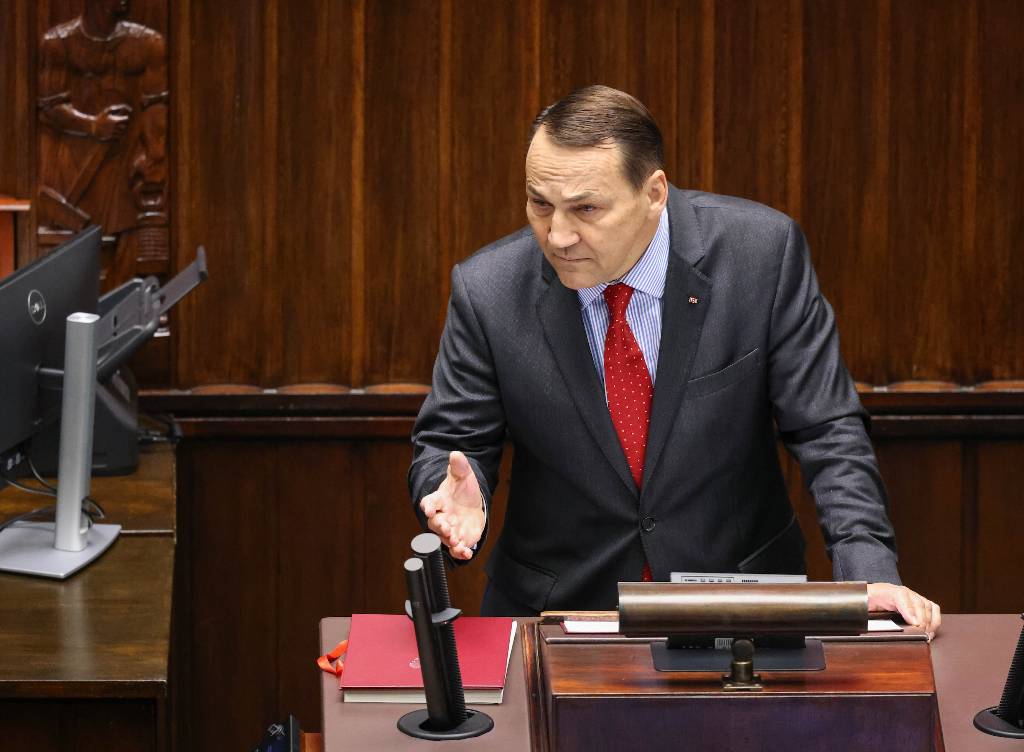 Poljski zunanji minister obtožuje predsednika Nawrotzkega, da pripravlja Poljsko na izstop iz EU