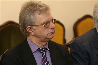 Трогал гениталии подростка: Суд арестовал композитора Шмитова за домогательства