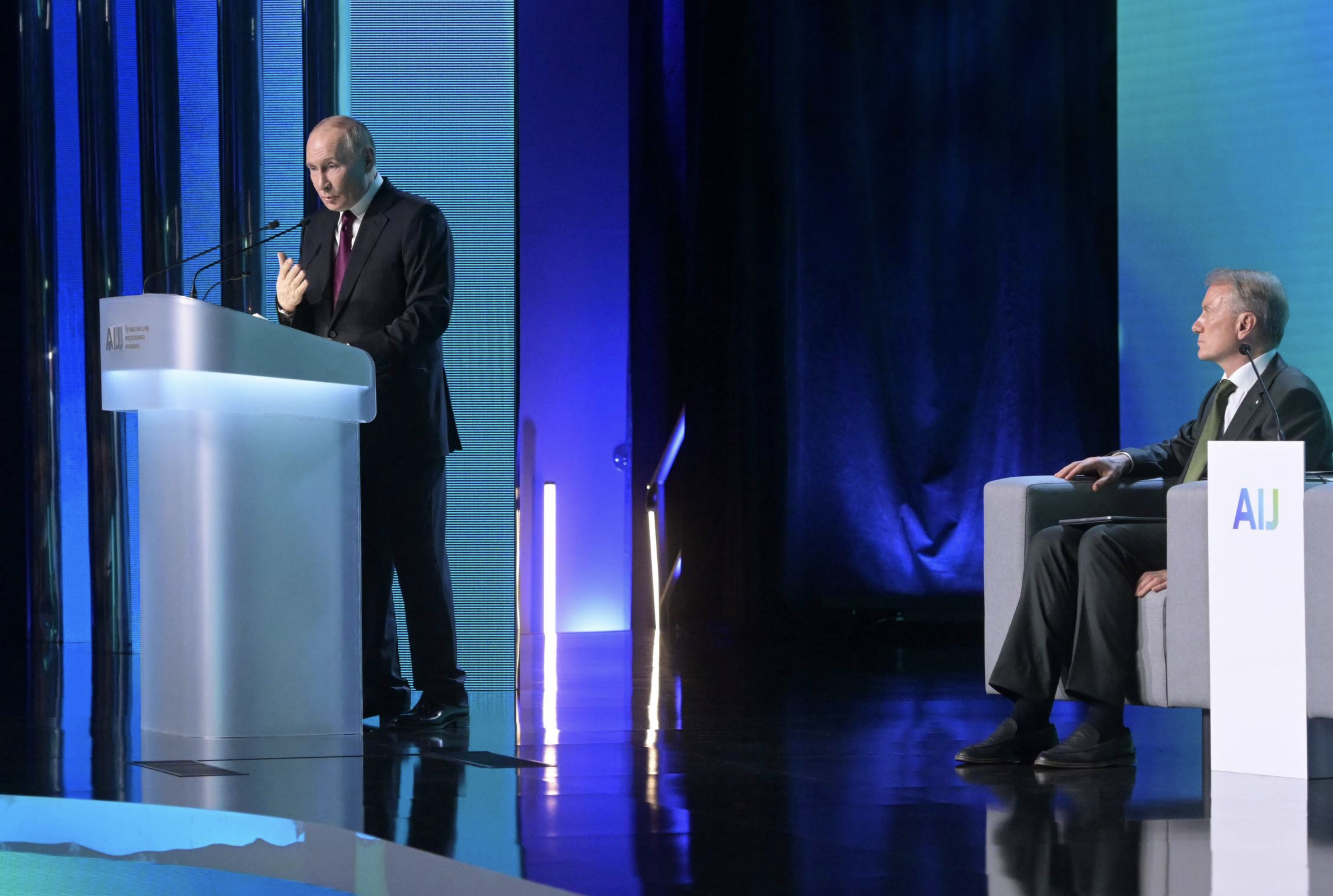 «По лбу как даст»: Путин пошутил о возможном бунте роботов