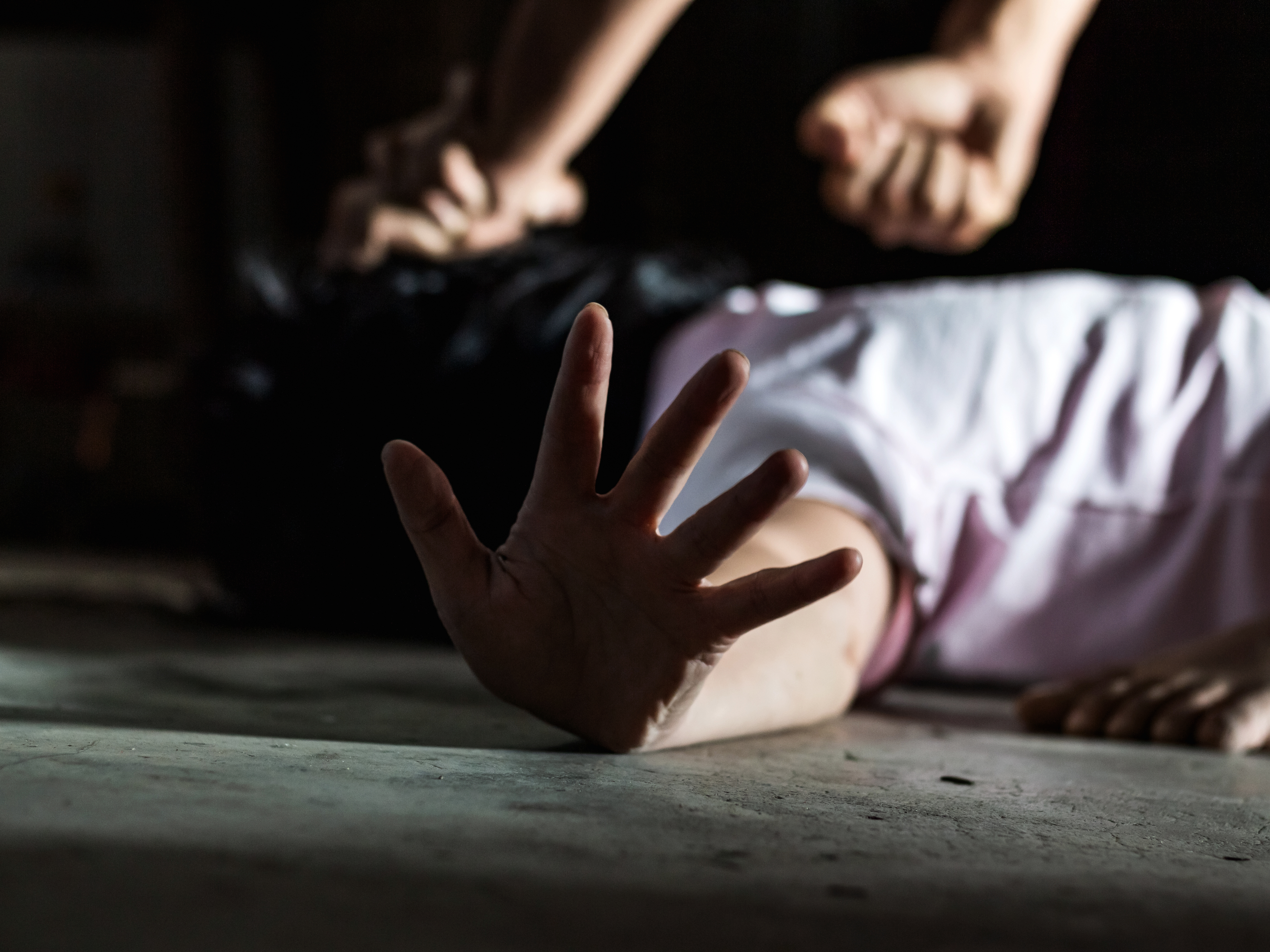 Проверяла вилкой, жив ли: Россиянка задушила 9-летнего сына за то, что он просил есть