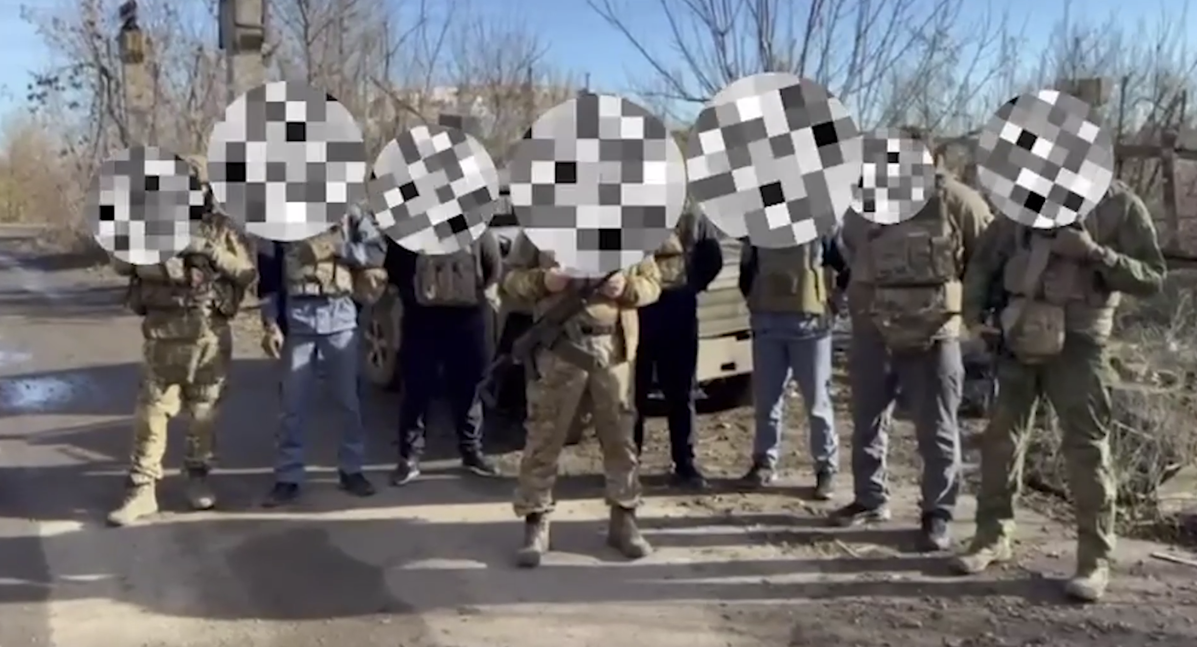 Саратовские бойцы СВО с оружием записали видеообращение с просьбой о помощи