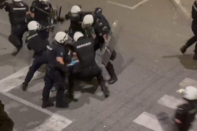 Сотрудник полиции получил травму во время протестов в Сербии
