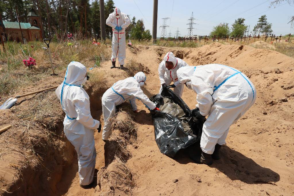 В Северодонецке эксгумировали останки девяти пожилых мирных жителей