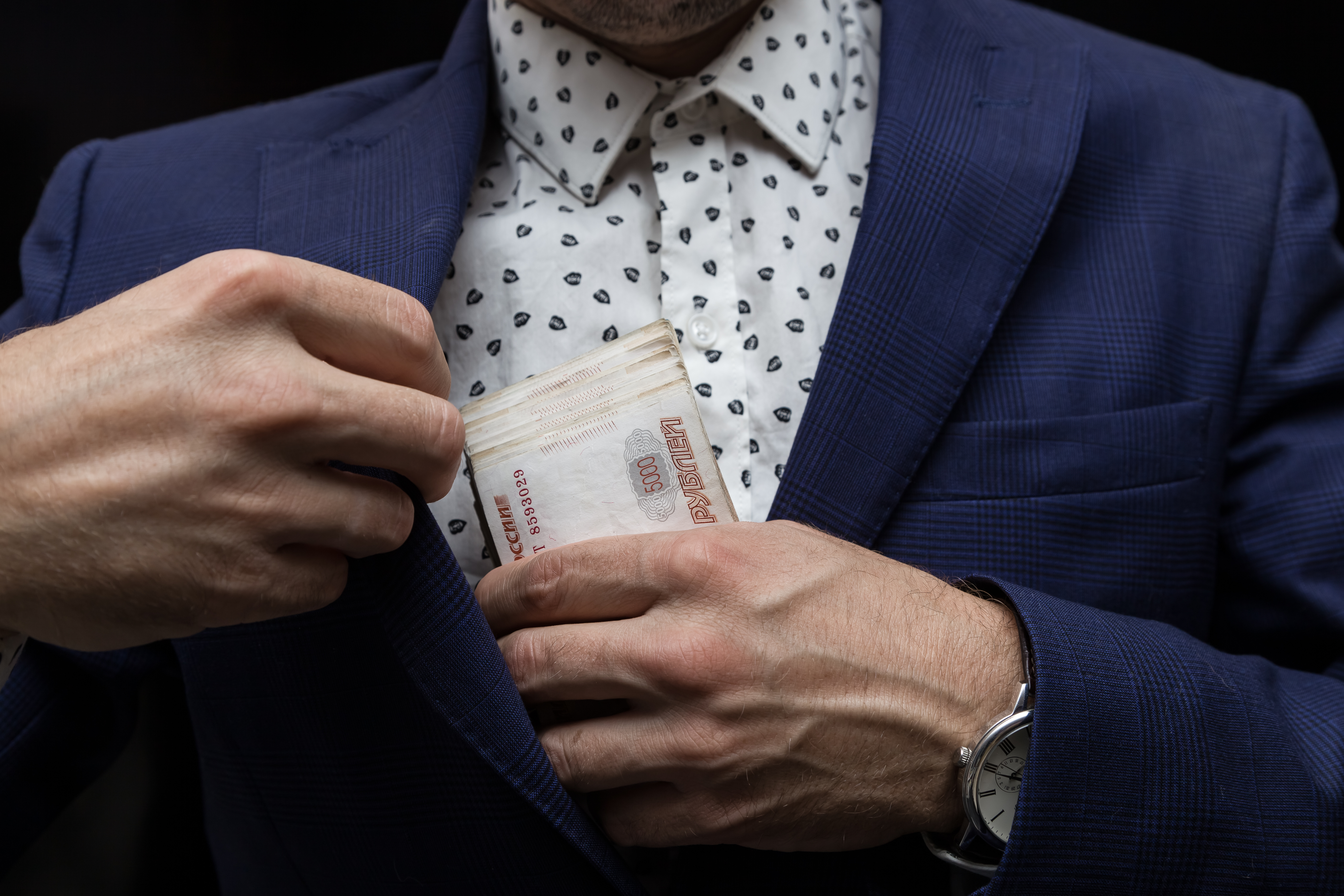 Экономист предложил повысить размер «мелкой» взятки из-за инфляции