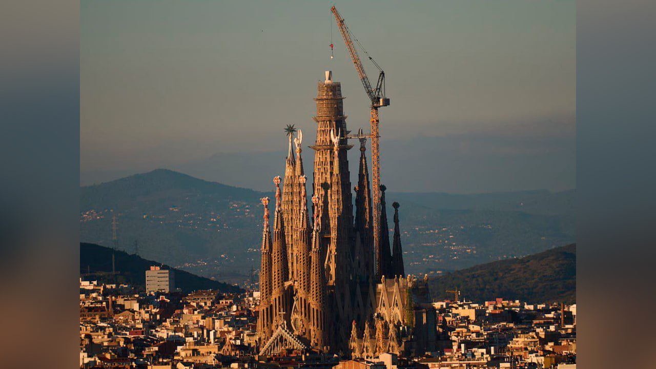 Знаменитый собор Саграда Фамилия в Барселоне стал самым высоким храмом в мире