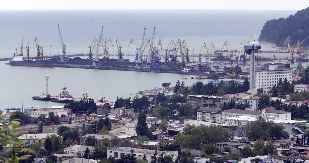 Оперштаб: В Туапсе обломки дрона повредили танкер и нефтеналивной терминал
