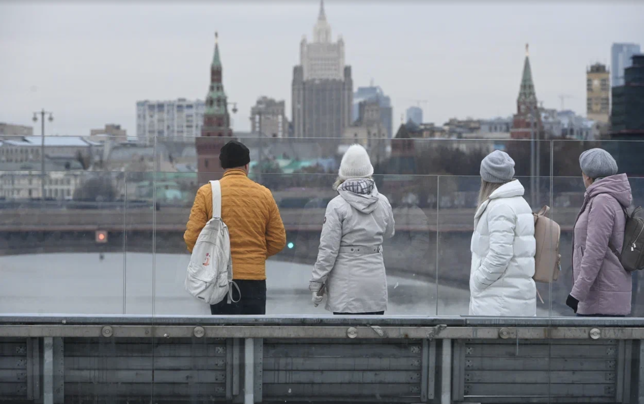 Почти половина россиян ежегодно находит деньги в карманах курток