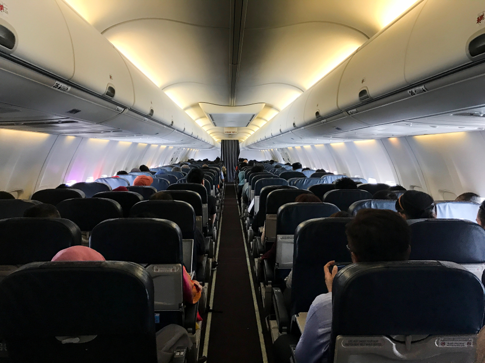 Пассажирка закурила сигарету в салоне авиарейса Москва — Сухум