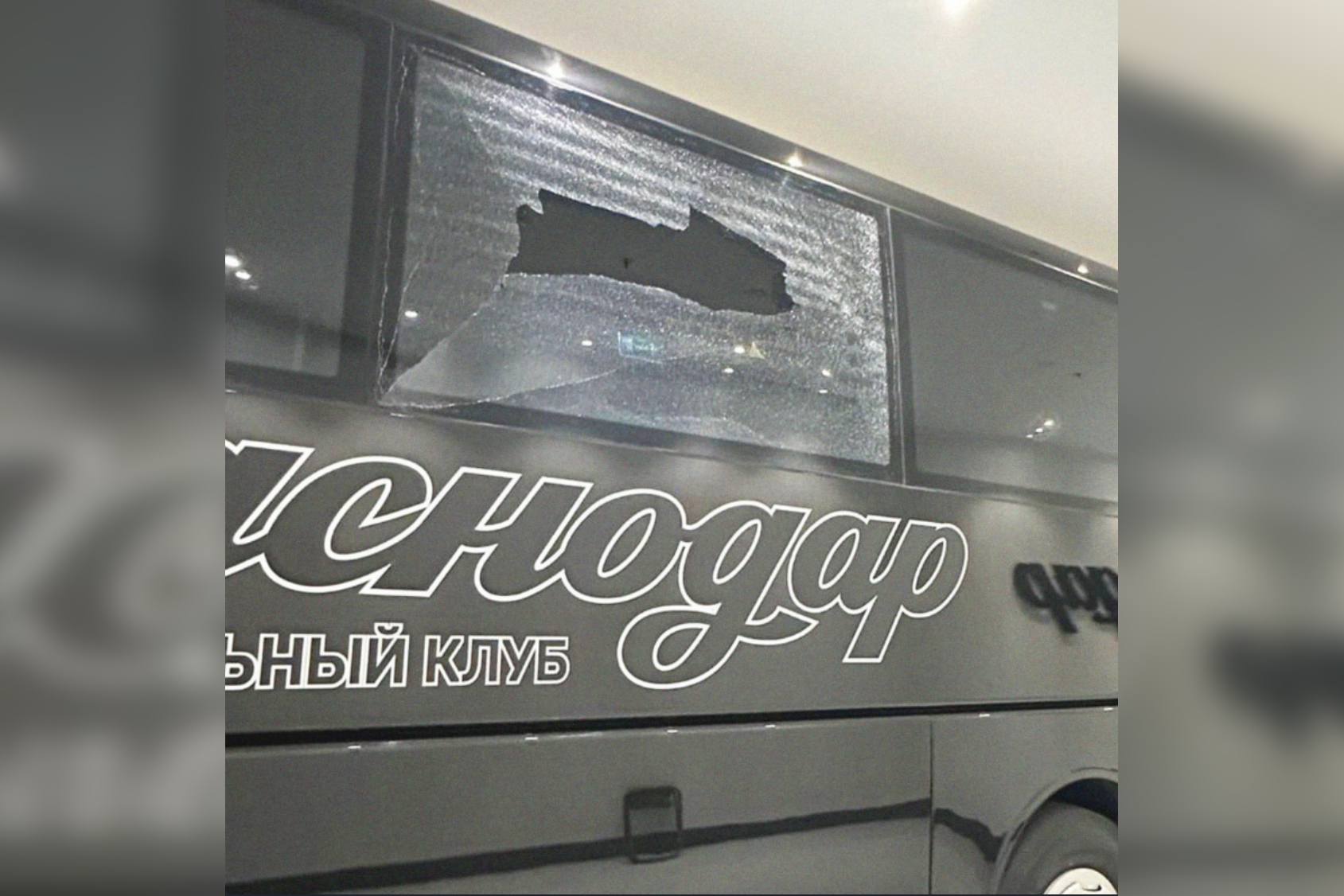 Неизвестный разбил стекло автобуса «Спартака» перед матчем в Краснодаре