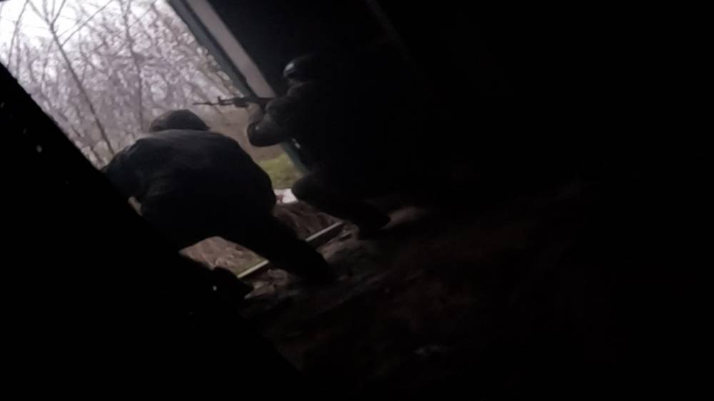 Ranjen ruski vojak posnel boj z ukrajinskimi borci v zgradbi