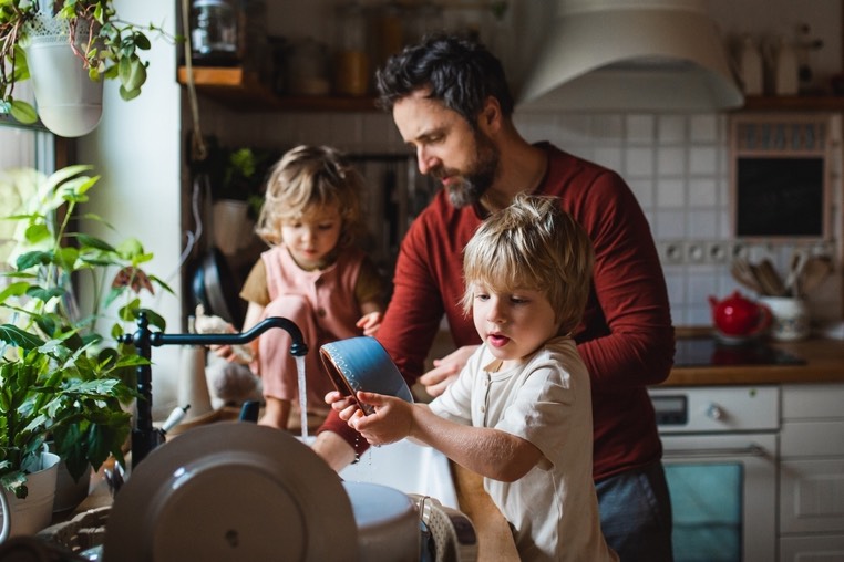 В России призвали распространить пенсионные льготы на многодетных отцов