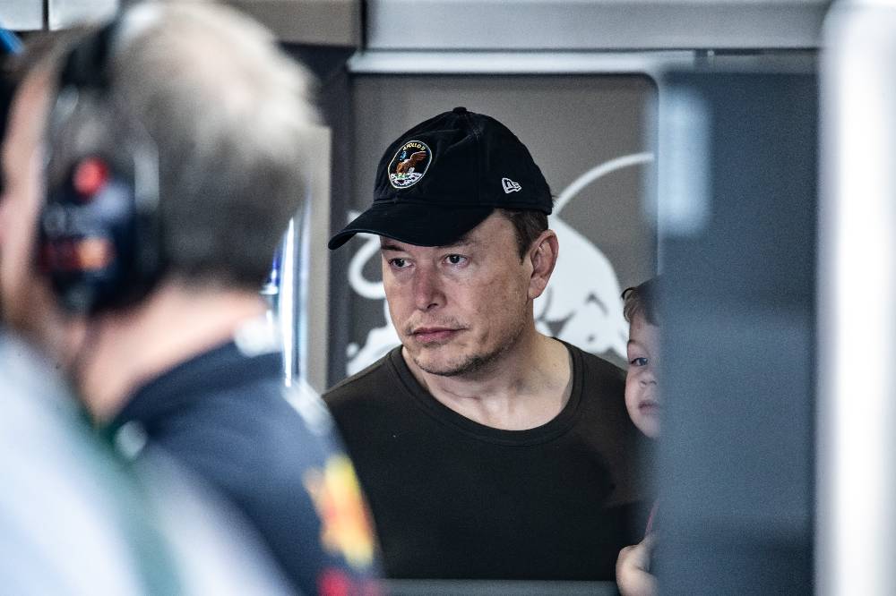 Чтец по губам определила, что сказал Маск про принца Саудовской Аравии