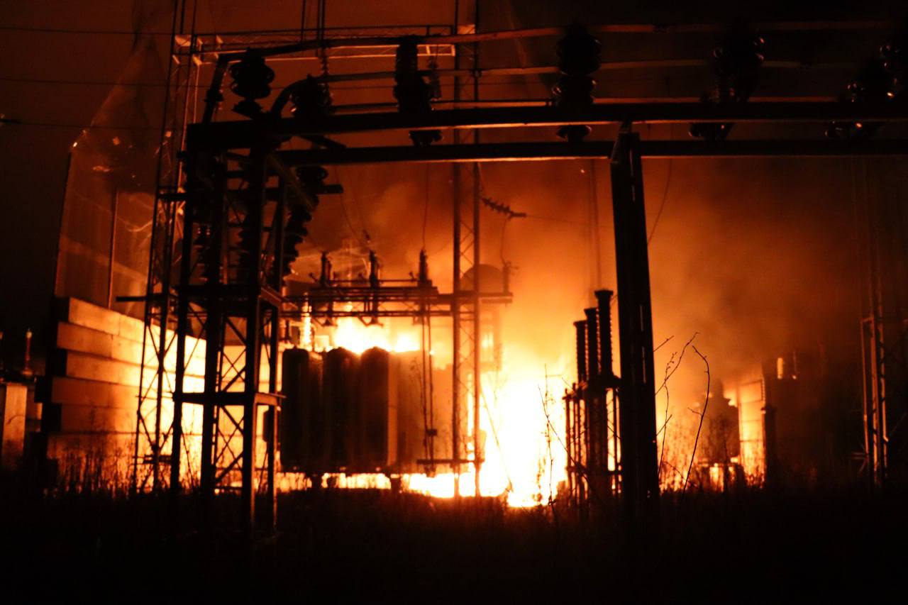 Электроподстанция загорелась в Курской области после атаки ВСУ

