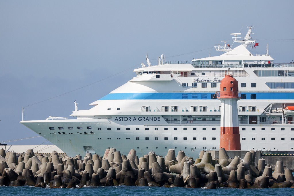 Застрявший у берегов Турции круизный лайнер отправится в Сочи