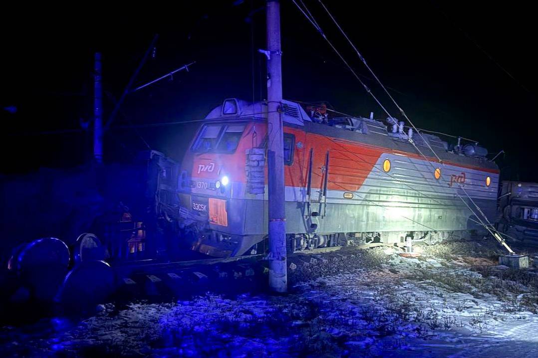 Посторонний предмет мог вызвать сход поезда с рельсов в Иркутской области