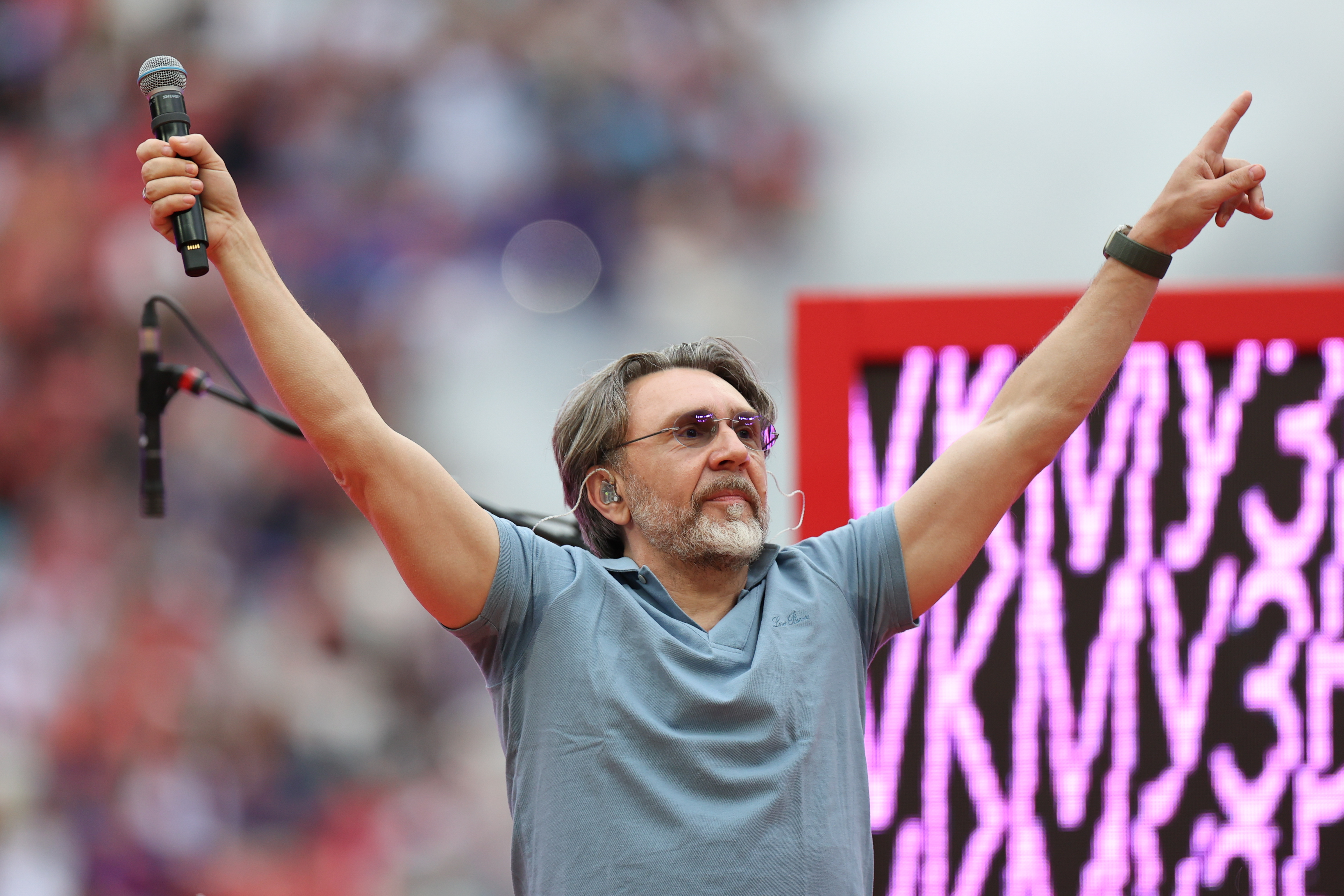 Шнуров остался без новогодних концертов из-за завышенных цен