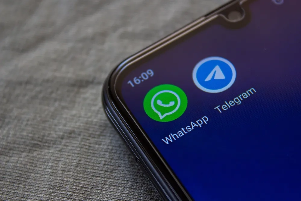 Omejitve klicev v aplikacijah Telegram in WhatsApp zmanjšale število prevar, trdi poslanec Bojarski