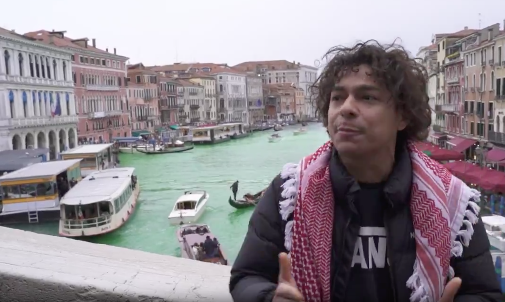 Экоактивисты с Тунберг окрасили воды Гранд-канала в Венеции в зелёный цвет