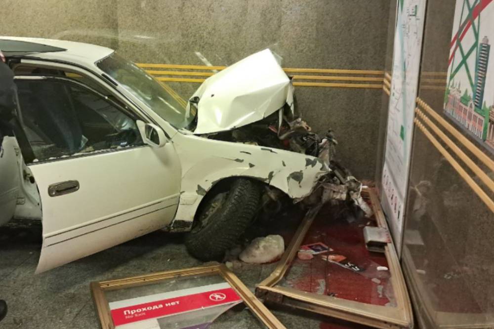 Водитель легковушки влетел в самую людную станцию метро Новосибирска и сбежал