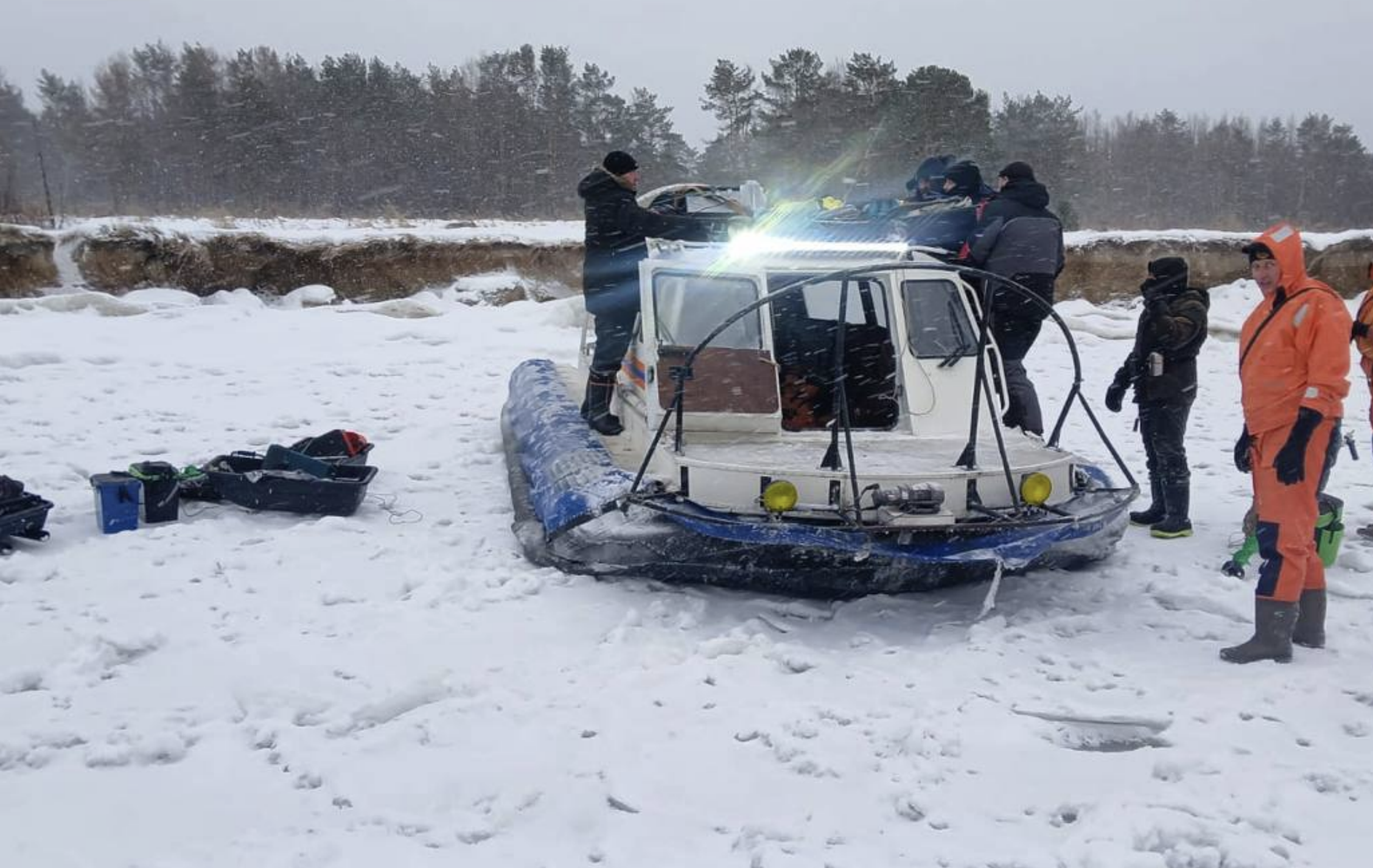 13 рыбаков спасли с оторвавшейся льдины в Новосибирской области