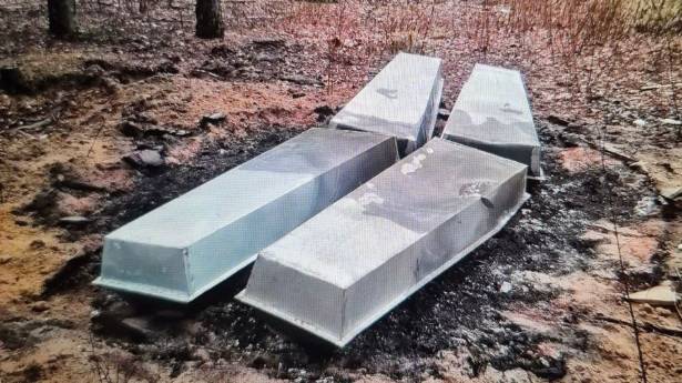 В Подмосковье на кладбище обнаружили подожжённые цинковые гробы