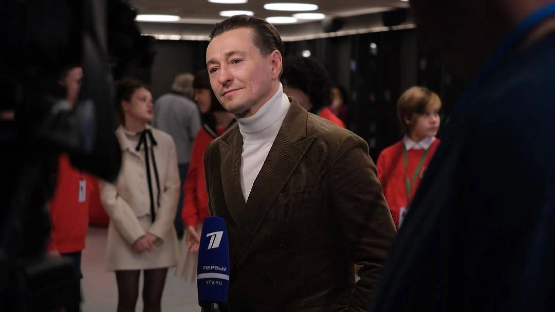 Безруков через суд требует запретить продажу масок с его лицом