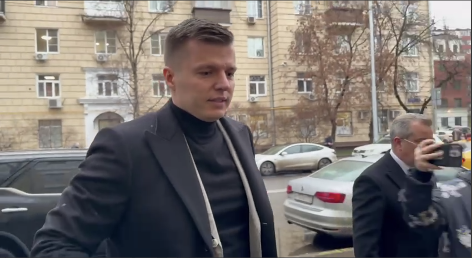 «‎Впервые слышу!» Артёмчек догнал Лерчек у суда и высказался о её беременности от танцора