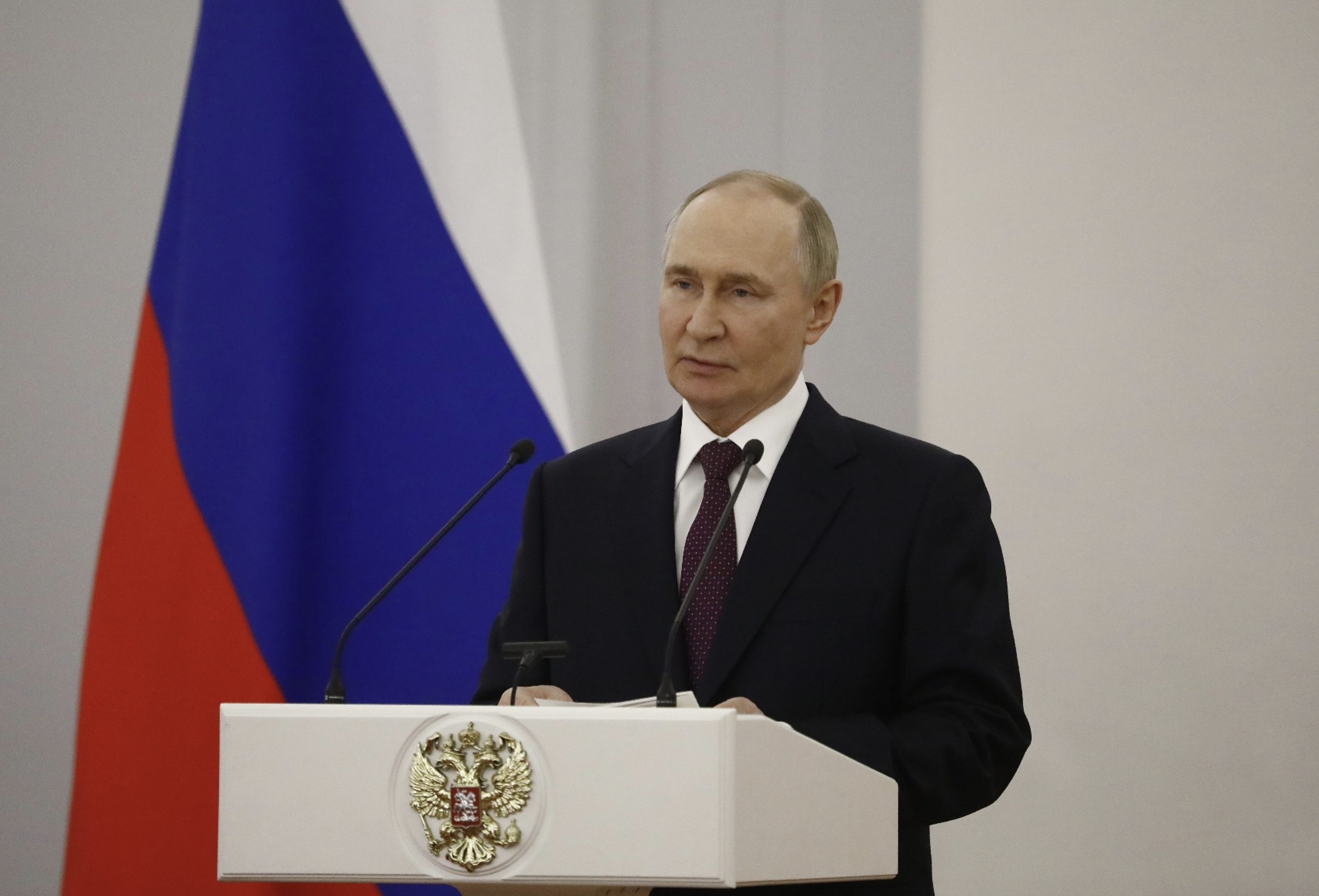 Владимир Путин начал визит в Киргизию с церемонии у Вечного огня