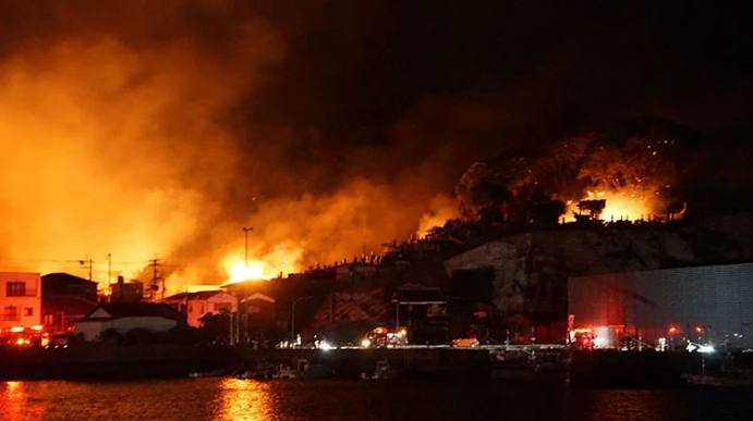 В японской префектуре Оита уже неделю не могут потушить крупный пожар